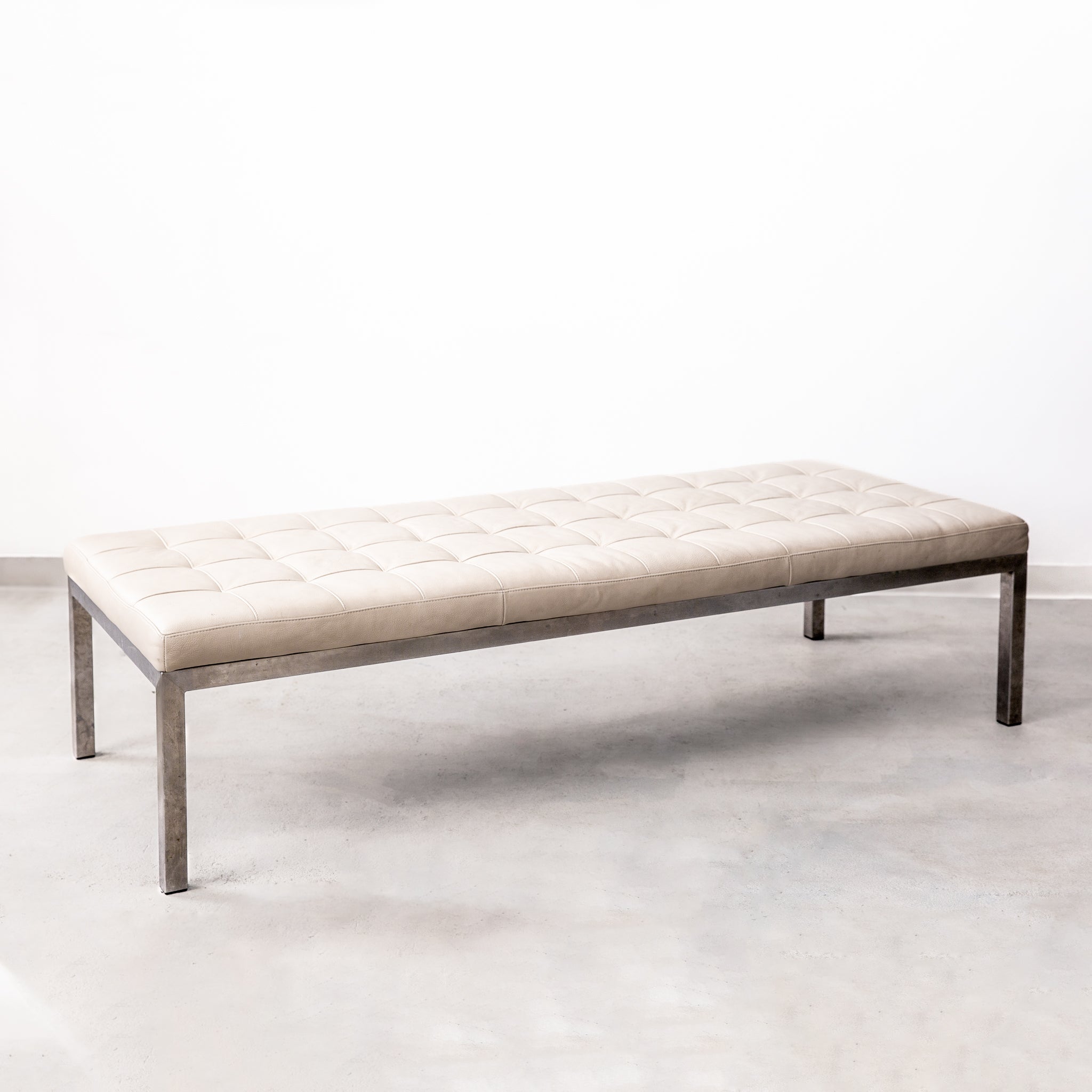 Modern Room and Board White Leather Daybed Chaise Lounge Chair