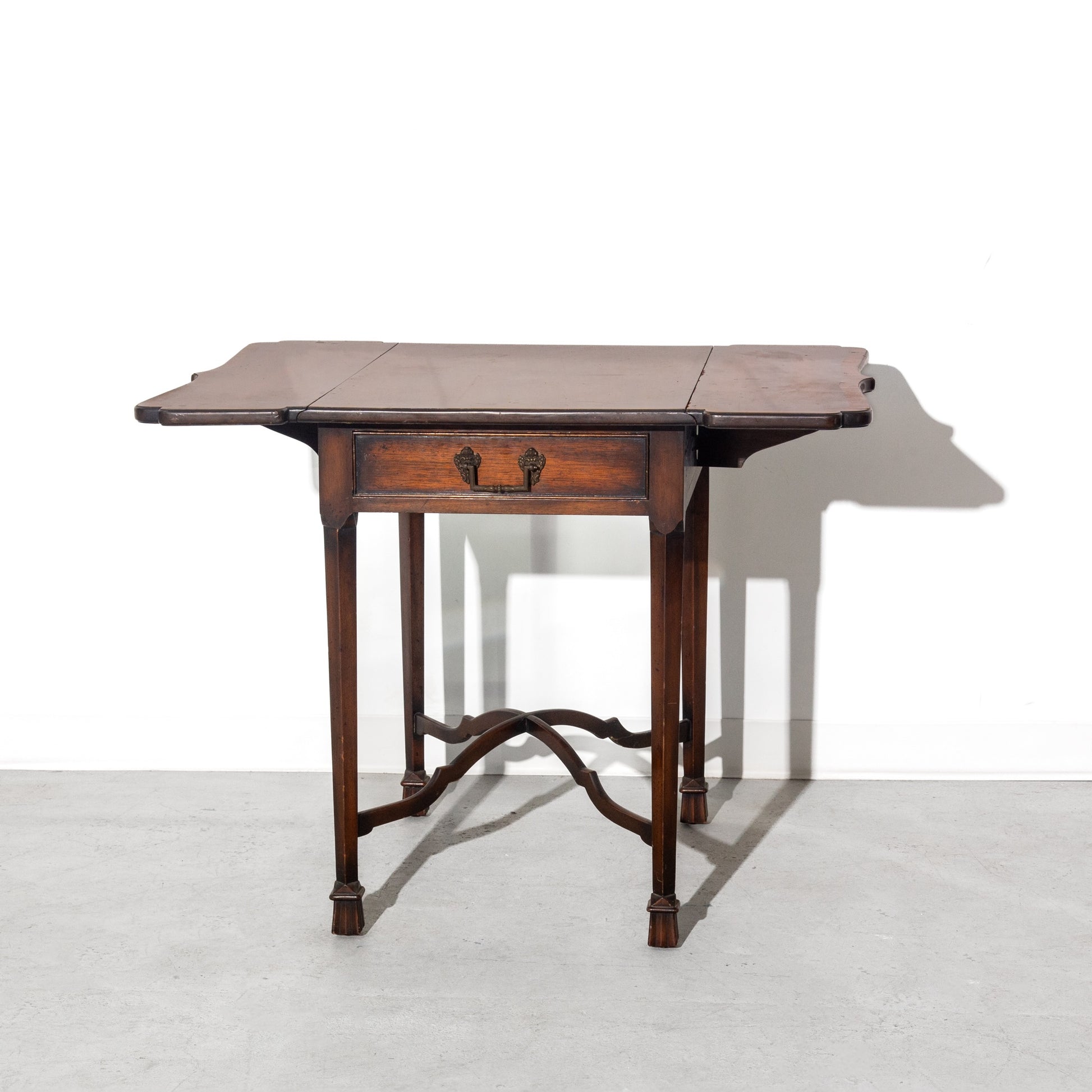 Vintage  Antique Classic Drop-Leaf Pembroke Wooden Dining Table